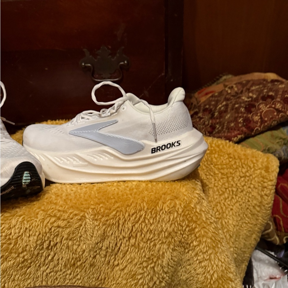 Brooks Limited Edition Glycerin Max White and Periwinkle Athletic WORN ONCE